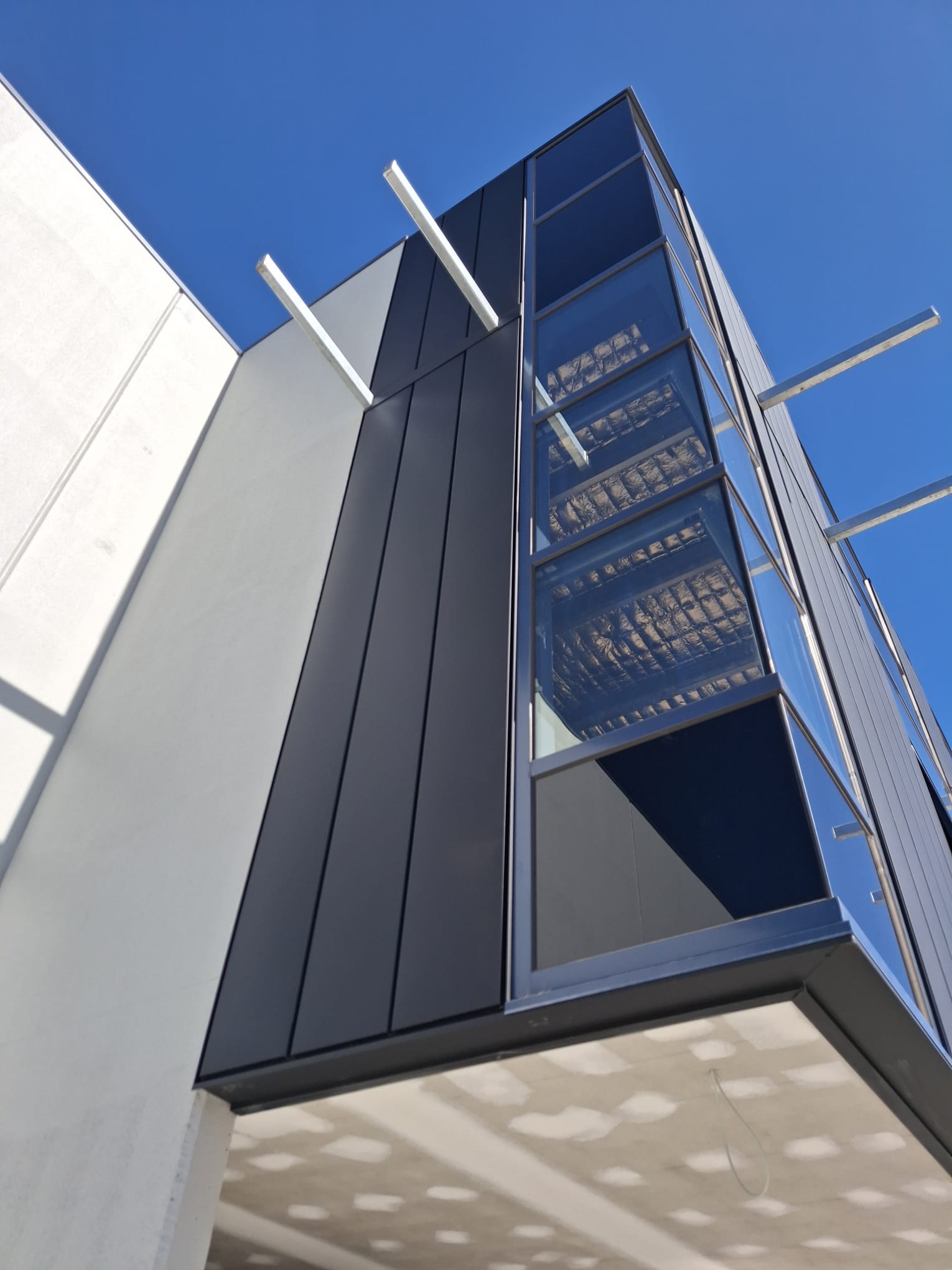 INTERLOCKING - Image 3